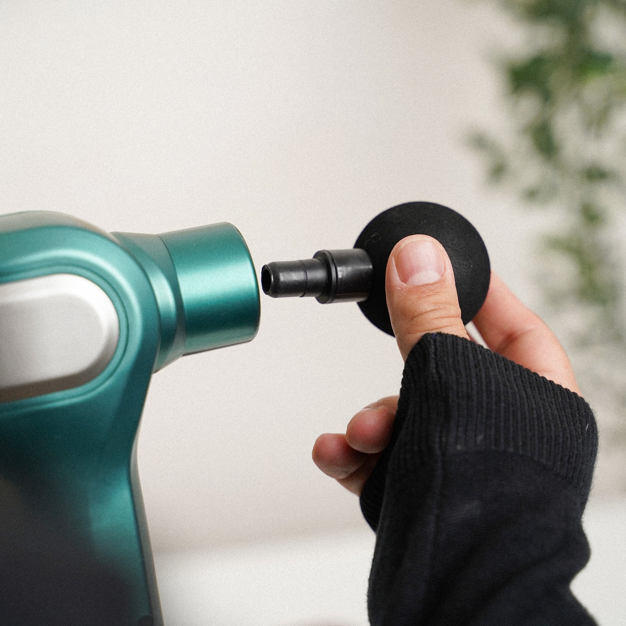 Pistol de masaj muscular terapeutic cu 8 capete și 12 niveluri de viteză