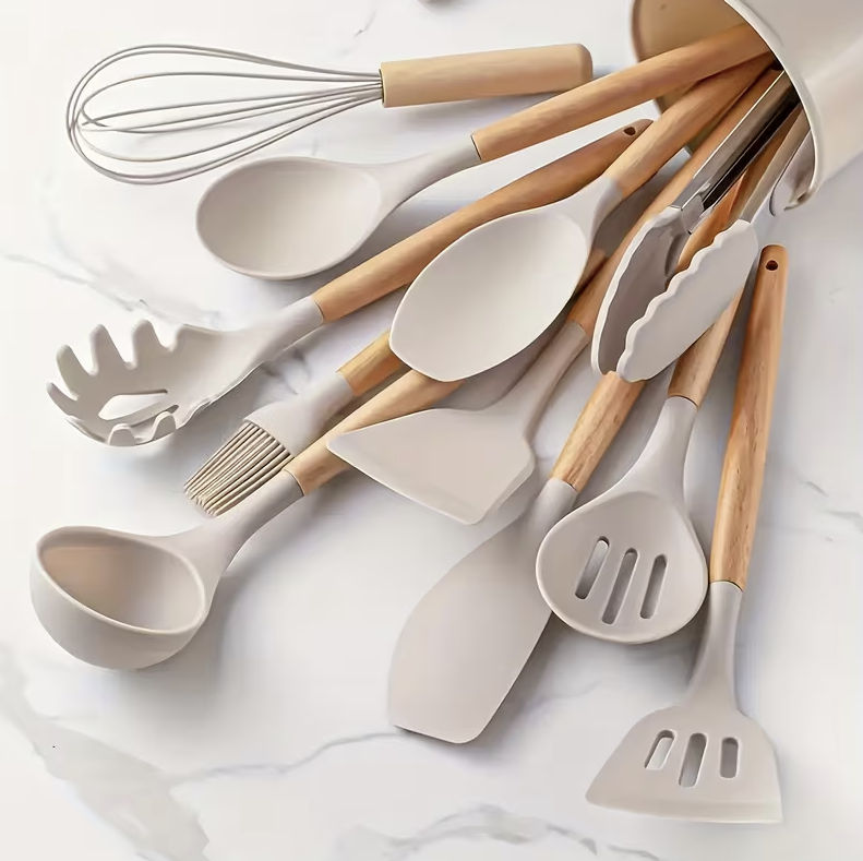 ✨ Set di 12 Utensili da Cucina in Silicone – Resistenti al Calore, con Manico in Legno 🌿