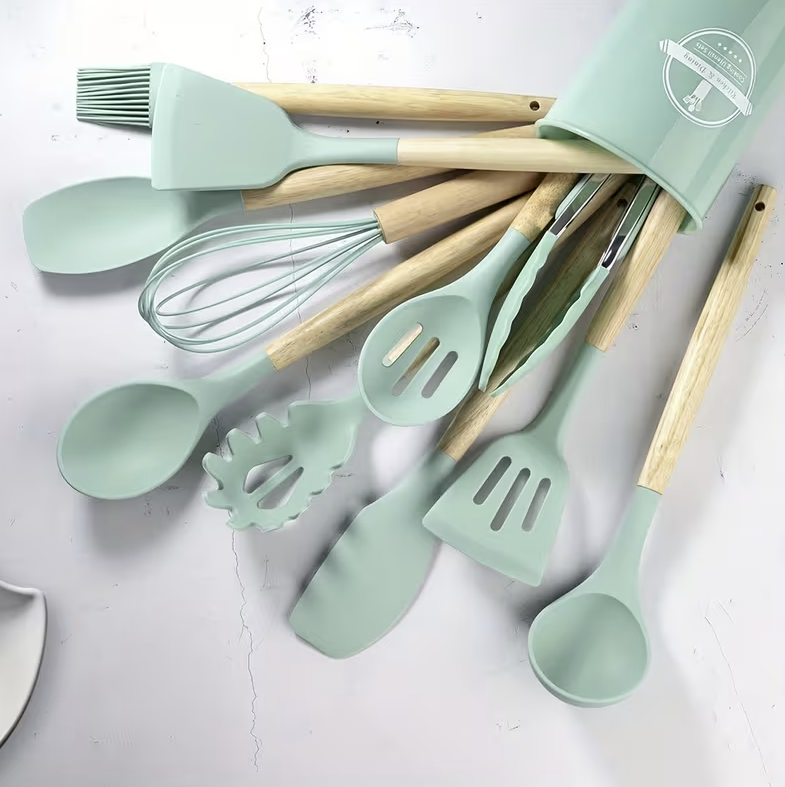 ✨ Set di 12 Utensili da Cucina in Silicone – Resistenti al Calore, con Manico in Legno 🌿