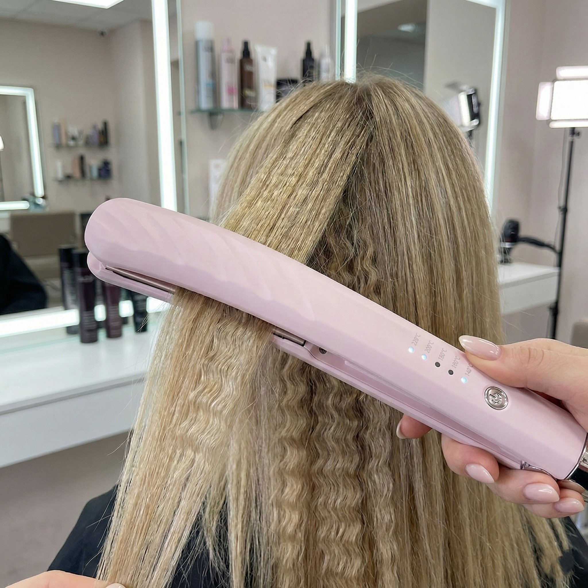 Piastra Capelli Volumizzante in Ceramica – Design Curvo per Onde e Volume alle Radici
